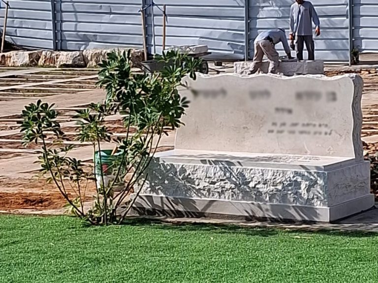אחת המצבות הראשונות שהוקמו בבית העלמין